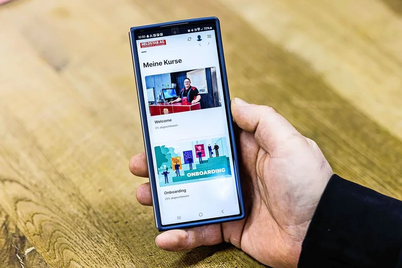 Das ist eine App für Mitarbeiter der Heldstab AG. Hier gibt es Erklärvideos und Firmenaktualitäten werden mitgeteilt.