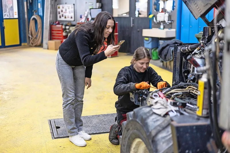 Social-Media-Managerin Marion Guler produziert einen technischen Beitrag mit Landmaschinenmechanikerin Michelle Gutknecht.