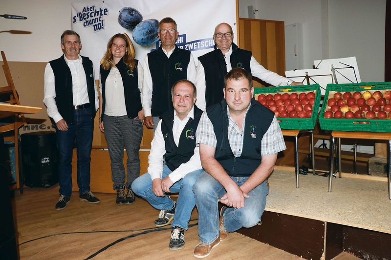 Der Vorstand der Aargauer Obstproduzenten: Jörg Bircher (vorne rechts) folgt auf Franz Freiermuth (hinten links). Im Amt bestätigt wurden Stefanie Geiser, Thomas Schwarz, Bruno Wirth, Andy Steinacher.