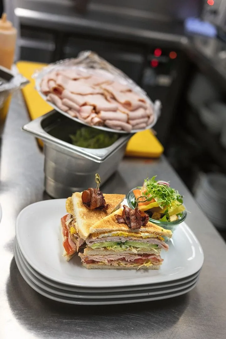 Das Club-Sandwich mit Trutenbrust gehört zu den beliebtesten Gerichten in den Giessbach-Restaurants.