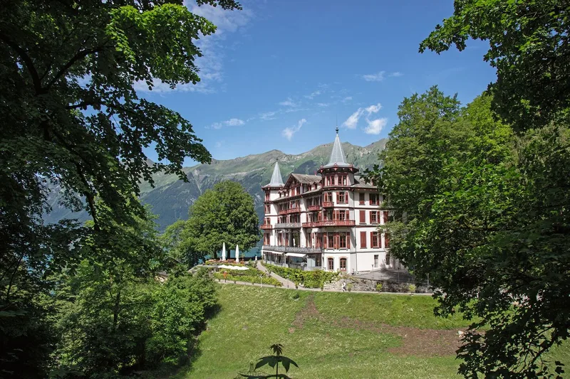 Wie ein Märchenschloss steht das Grandhotel Giessbach seit 1875 hoch über dem Brienzersee. Erreichbar ist es mit einer Standseilbahn, die ebenfalls unter Denkmalschutz steht.