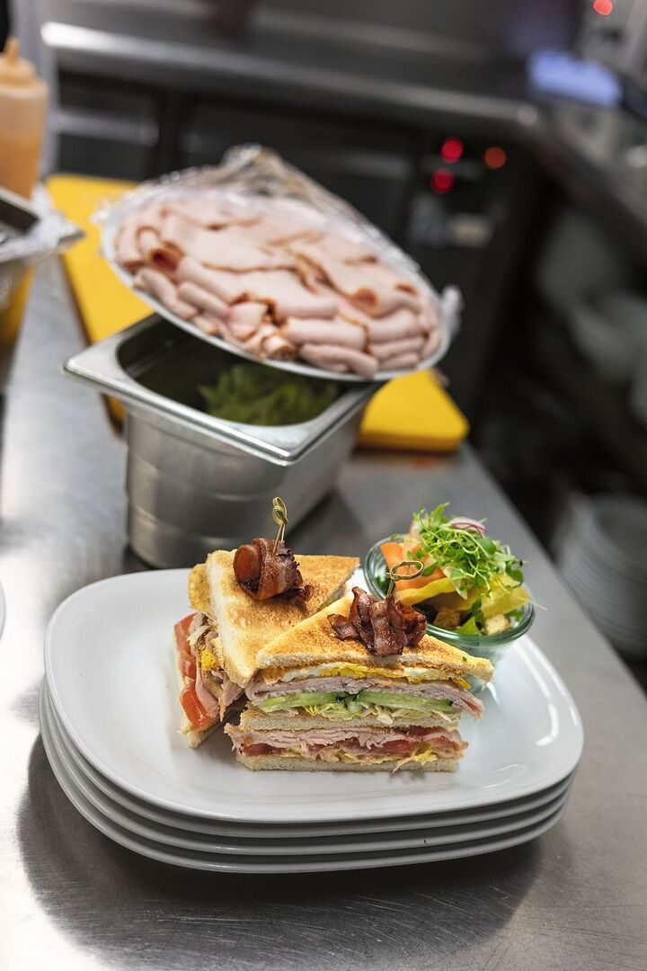 Das Club-Sandwich mit Trutenbrust gehört zu den beliebtesten Gerichten in den Giessbach-Restaurants.