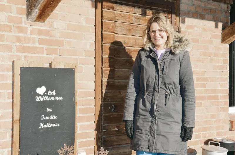 Tabitha Hallauer arbeitet ganz auf dem Hof.
