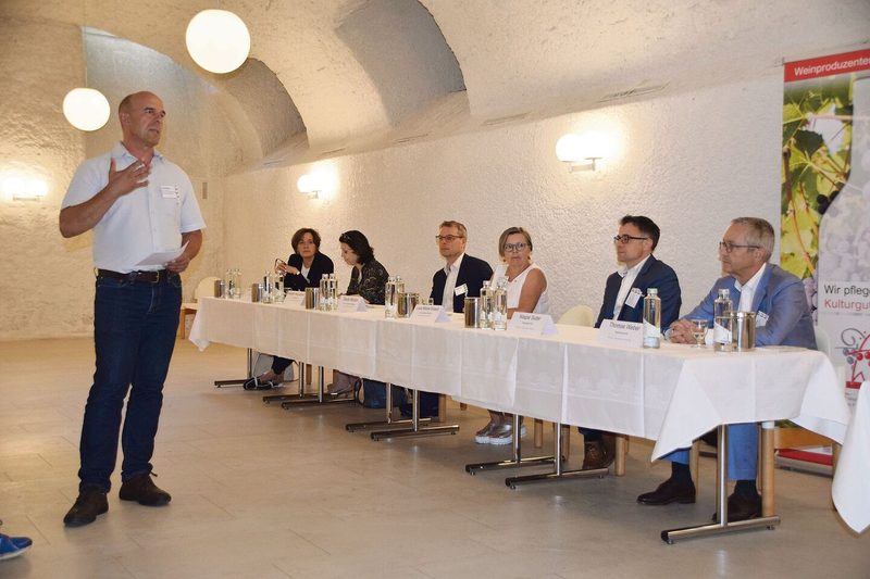 Lukas Kilcher (l.) führte durch die Veranstaltung. Hier mit einem Teil der Jury.