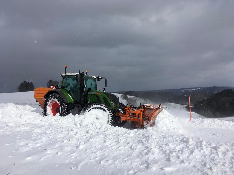 Schneepflug und Streuer