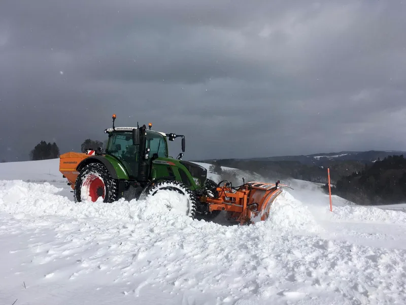 Schneepflug und Streuer