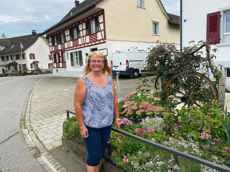 Alt-Bäuerin Erika Schneider hat ursprünglich Gärtnerin gelernt und liebt Blumen bis heute. Während der Schwingsaison fiebert sie mit ihren Söhnen mit.