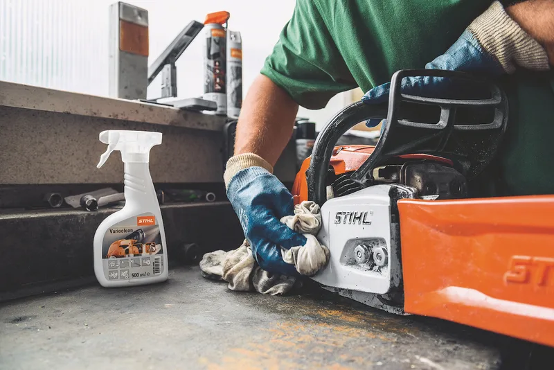 Bei der täglichen Pflege werden alle Gehäuseteile gereinigt, sowie Luftfilter und Kühlrippen von Schmutz befreit. Bild: stihl