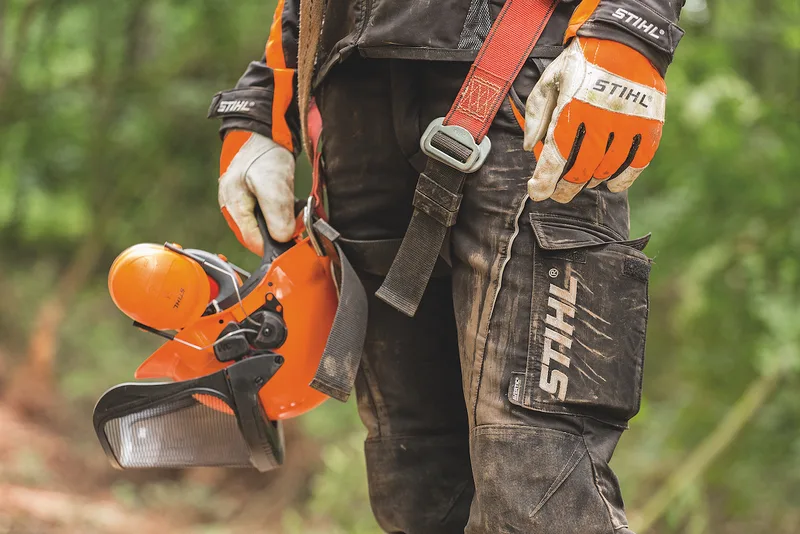 Als minimale Schutzbekleidung gelten Schnittschutzhosen und ein Gehör- und Gesichtsschutz. Bild: stihl