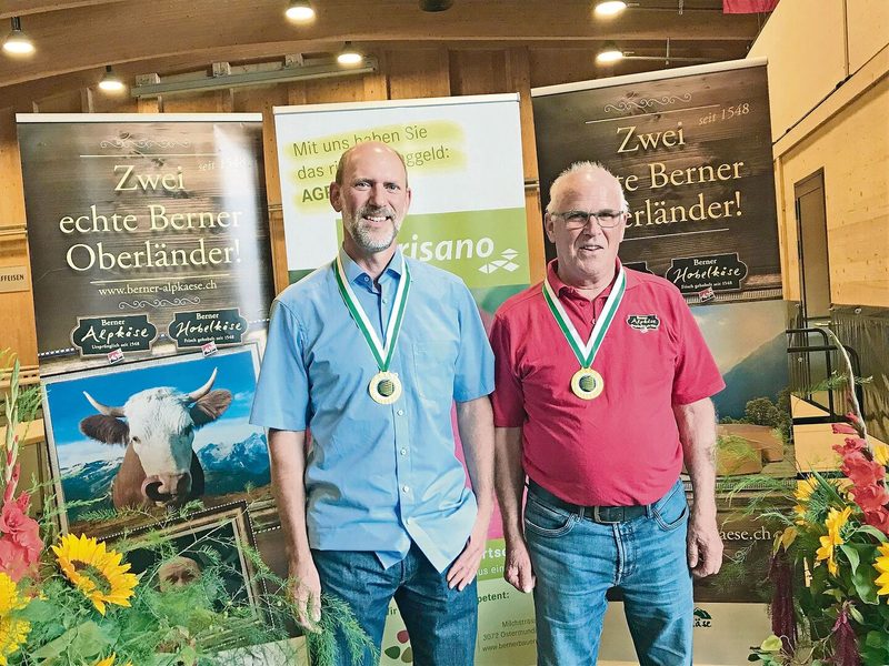 Gery (links) und Peter Ryter, Alp Mittelbach, Saanen, verbuchten bei den Berner Alpkäsemeisterschaften einen Doppelsieg. Sie holten in den Kategorien Hobelkäse und Coeur des Alpes die Goldmedaille. Auch in anderen Kantonen kommt ihr Käse an. An der Olma-Alpkäseprämierung gewann ihr Hobelkäse ebenfalls Gold.