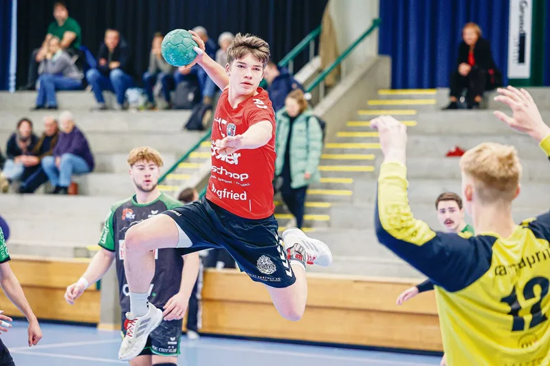 Auf der Position Mitte-Rückraum ist Lino Wiederkehr der Spielmacher im Handballteam. Er steht beim HSC Suhr Aarau unter Vertrag.