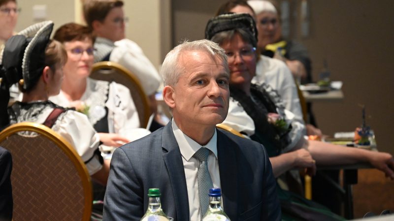 Bundesrat Beat Jans beehrt die Bäuerinnen und Landfrauen an ihrer DV