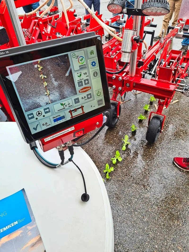 Das Hackgerät von Steketee/Lemken erkennt Pflanzenreihen mit einer Kamera. Das Bild des Bodens wird im Terminal erkannt und das Gerät entsprechend gelenkt.
