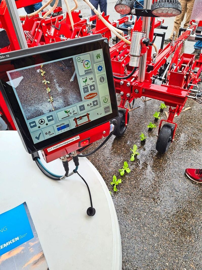 Das Hackgerät von Steketee/Lemken erkennt Pflanzenreihen mit einer Kamera. Das Bild des Bodens wird im Terminal erkannt und das Gerät entsprechend gelenkt.
