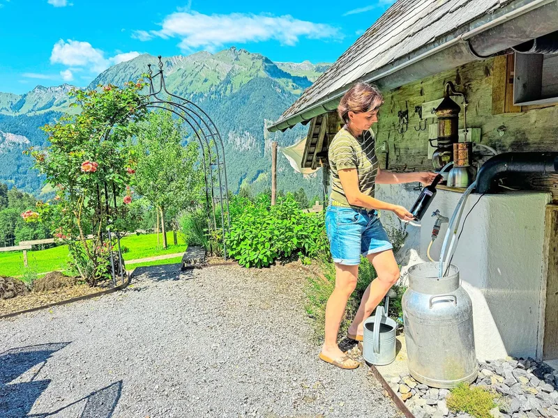 Im Sommer destilliert Carla Zumbühl ihre Pflanzen im Freien auf der Alp Schwand.
