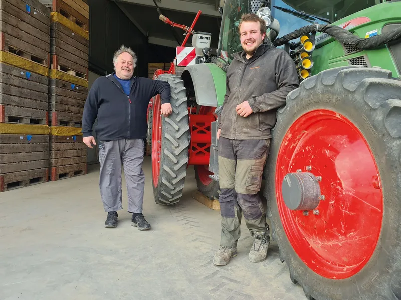 Dank dem hydraulischen Doppelradsystem können Stefan Leiser (links) und sein Sohn Marc das Feld schonend befahren und dennoch das Strassenverkehrsgesetz einhalten. Bild: Beat Schmid