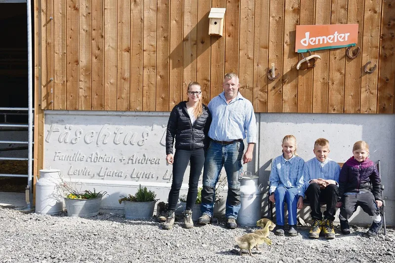 Adrian und Andrea Vonlanthen führen mit ihren Kindern Ljana, Levin und Lynn (v. l. n. r.) ihren Betrieb in Bio-Demeter-Form. Der jüngste Sohn, Ljan, fehlt leider auf dem Bild.