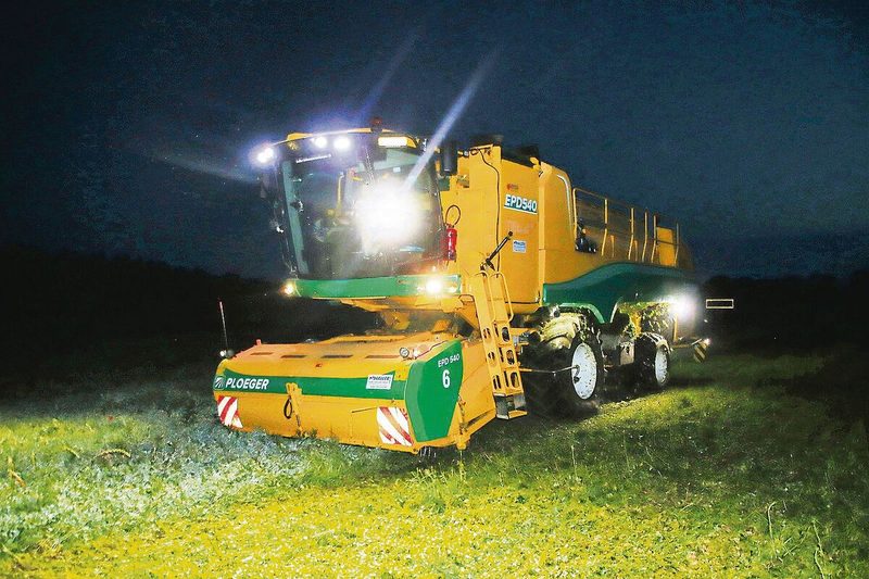 Spezielle Erntemaschine: Der Anbau von Erbsen für den menschlichen Verzehr stellt besondere Anforderungen an die Landtechnik.