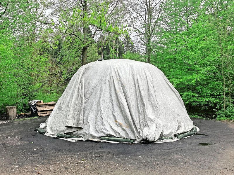 Der Jubiläumsmeiler aus 40 Ster Buchenholz soll Anfang Mai entzündet werden. Bis zur Fertigstellung wird er mit Blachen vor Nässe geschützt.
