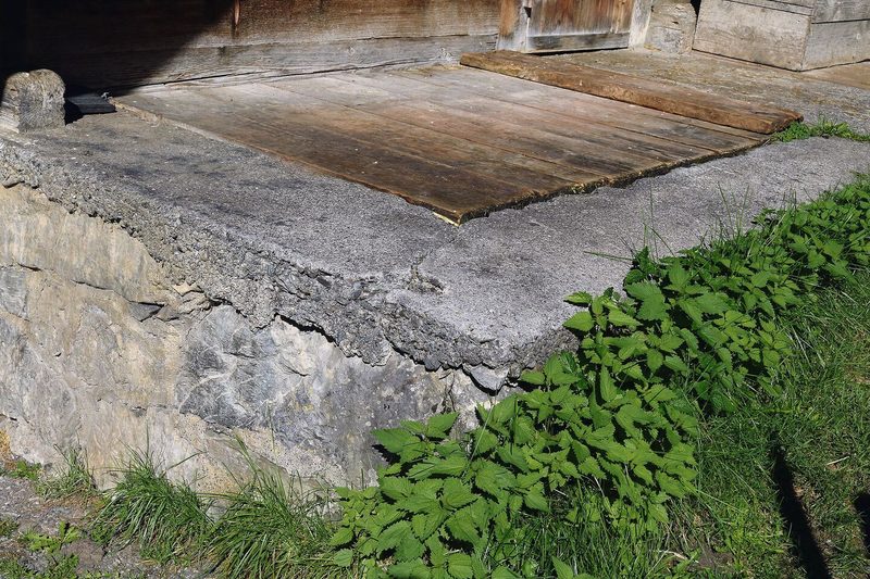 Gemauerte Güllekästen sind nicht mehr erlaubt. Mistsaft darf in einen Kunststofftank entwässert werden, Vollgülle nicht.