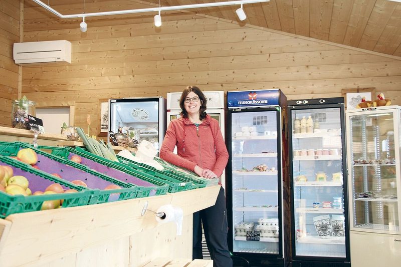 Die Produkte, die im Hofladen angeboten werden, produziert die junge Bäuerin fast alle selber.