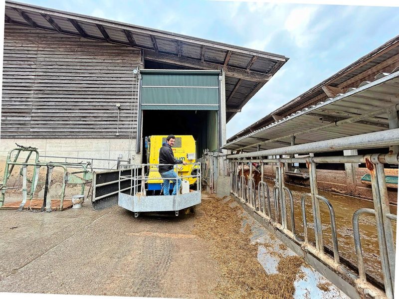 Jann Deflorin füttert statt mit dem Fahrsilo mit einem Futtermischwagen, den er neu angeschafft hat.