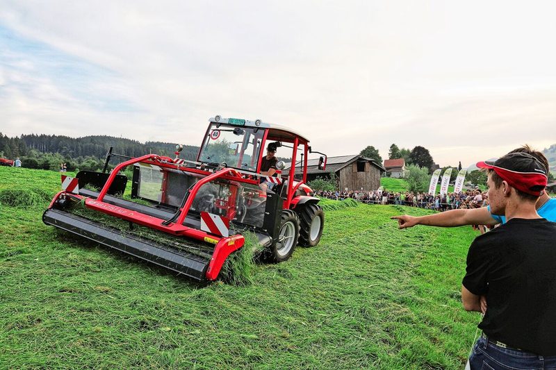Fiel an der Feldvorführung auf: der Bandschwader im Frontanbau mit Pick-up «Air A 275 F ALP» des slowenischen Herstellers SIP.