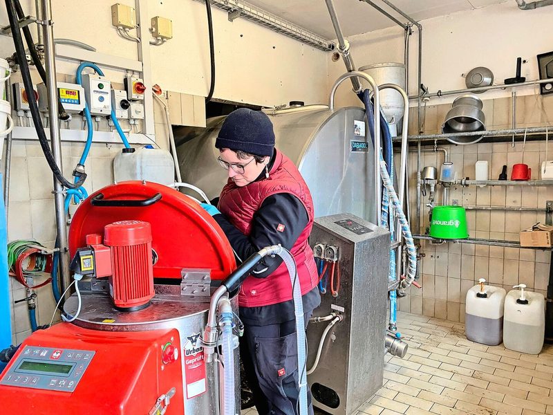 Judith Dörig im Milch-Räumchen: Die Bäuerin arbeitet auf dem Betrieb überall dort mit, wo sie gebraucht wird.
