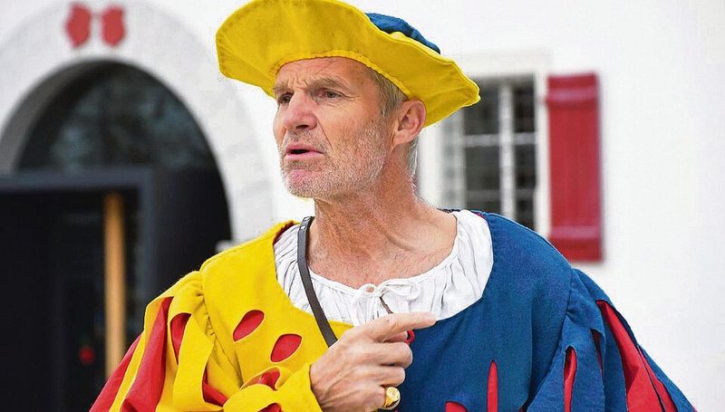 Als «Söldner Tschännel» führt Peppino Beffa Touristen wie auch Einheimische durch das Dorf Schwyz.
