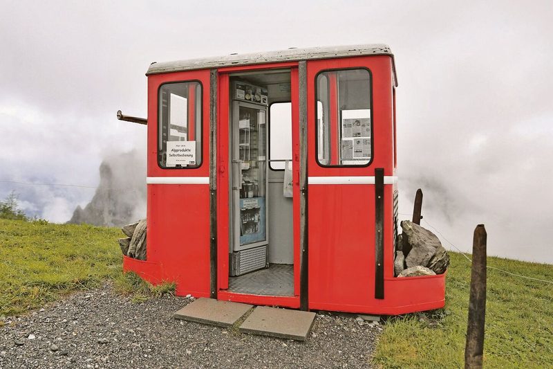 Eine ehemalige Kabine bei der Bergstation der Rotenfluebahn dient als Verkaufsstand. Ein Drittel des Alpkäses wird so verkauft.