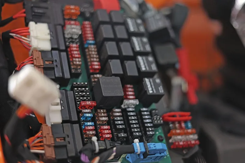 Unzählige Sicherungen und Schaltteile ermöglichen die Funktion eines modernen Traktors. Hier die Zusammenhängen zu erkennen, erfordert ein grosses Wissen.