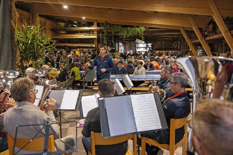 Am Sonntagmorgen hat die Dorfmusik Maschwanden vor viel Publikum ein Platzkonzert gegeben.