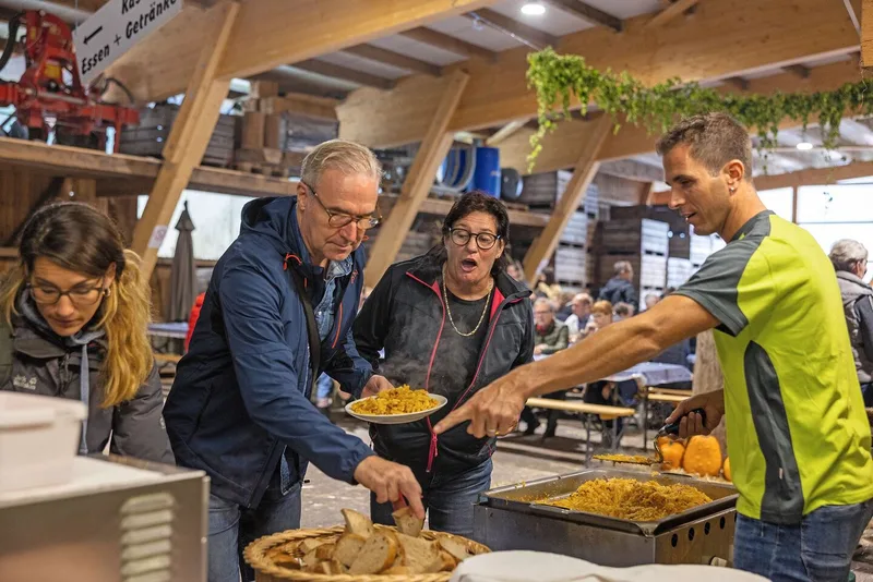 Rund 400 Kilo Kürbisrösti sind am Kürbisfest über die Theke gegangen.