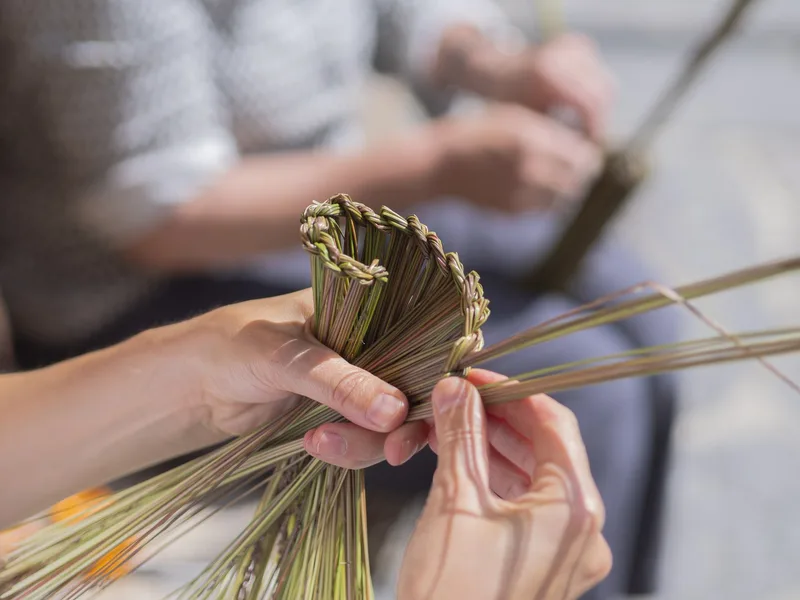 Wiederentdecktes Frauenhandwerk: Handbesen aus Pfeifengras erleben ein Comeback