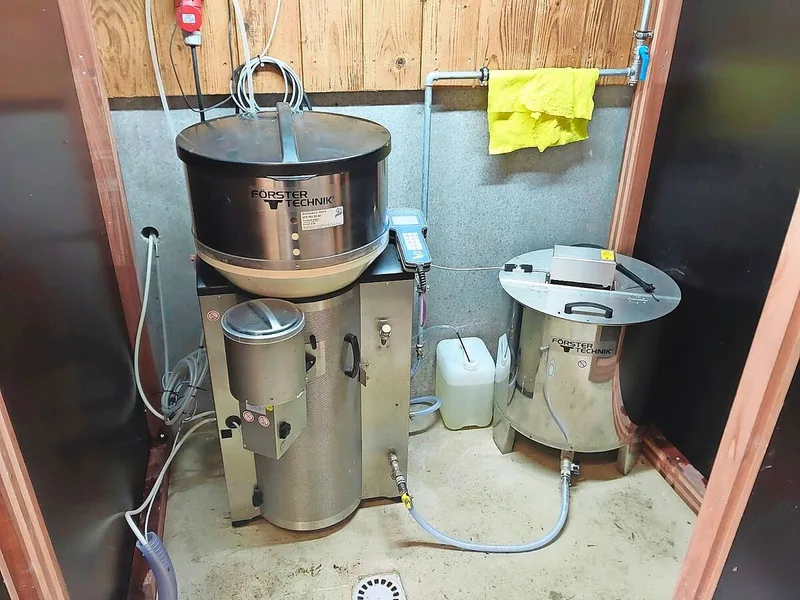 Der Kombi-Milchtank ermöglicht es, Vollmilch, Milchpulver und Wasser in der richtigen Dosierung zu mischen und zu füttern.