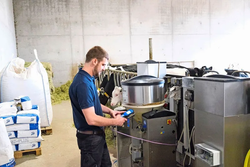Raphael Graf, UFA-Ressortleiter Kälber, bei der Installation eines Kälbertränkesystems.