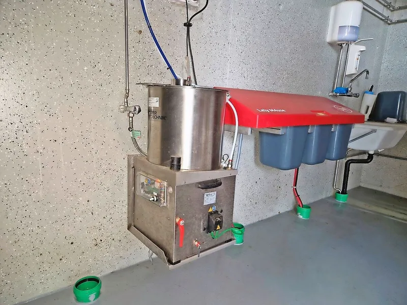 Durch den Milk-Collector wird die Milch mittels Druckluft über einen Teflonschlauch zu einem Tank im Kälberstall befördert.