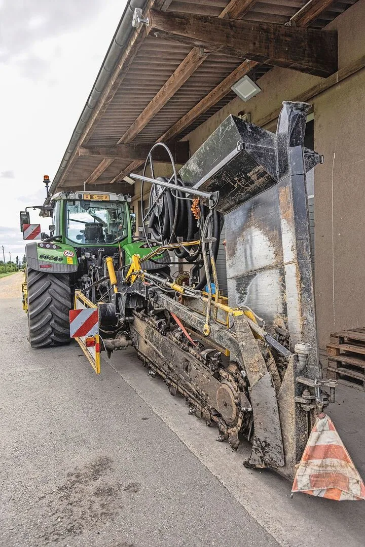 Mit der Grabenfräse der Lohnunternehmung Schwab lassen sich neue Drainagerohre in einem Arbeitsgang verlegen.