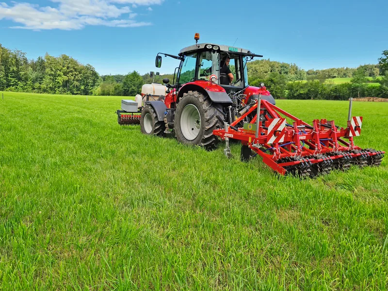 Die Tiefenlockerung beim Grasland hat beim Versuch des landwirtschaftlichen Instituts Grangeneuve bereits beim ersten Schnitt nach der Massnahme einen Mehrertrag von bis zu 20 Prozent abgeworfen. Es werden jedoch noch weitere Schnitte ausgewertet. Bild: Beat Schmid