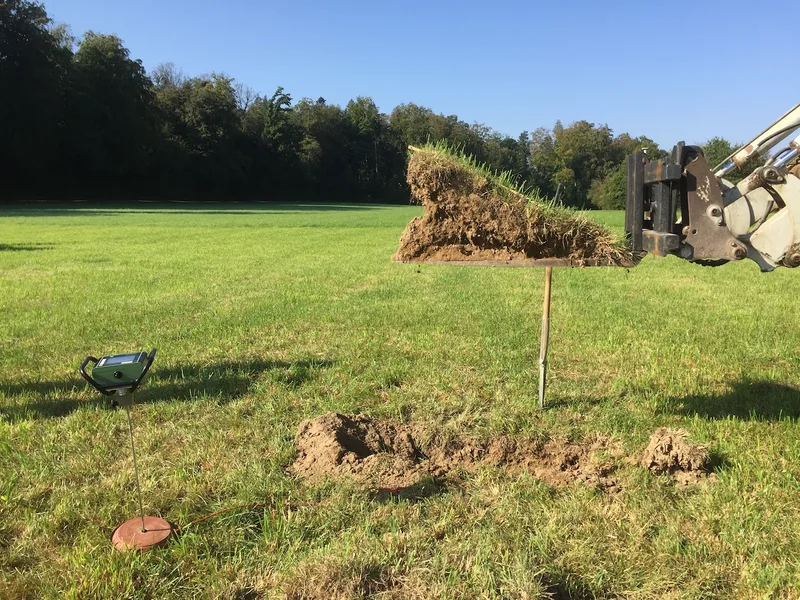 In den bearbeiteten Versuchsparzellen wurde mehr Feuchtigkeit gemessen und er ist weicher. Bild: Grangeneuve