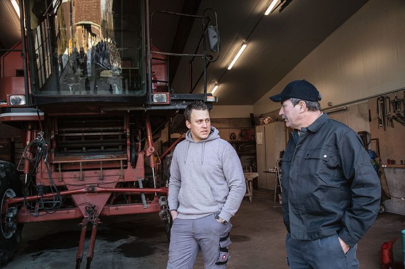 Matthias und Lorenz Herren haben den Mähdrescher vor allem wegen seines leichteren Gewichts gekauft und um dadurch den Ackerboden weniger zu belasten.