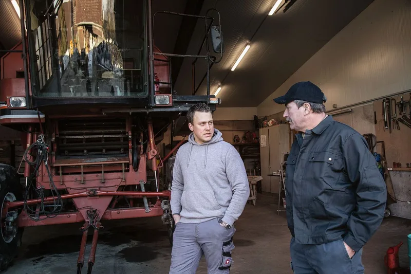Matthias und Lorenz Herren haben den Mähdrescher vor allem wegen seines leichteren Gewichts gekauft und um dadurch den Ackerboden weniger zu belasten.