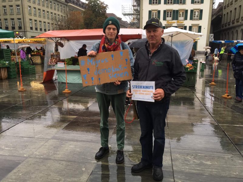 Marktfahrende und Klimaaktivisten setzen zusammen ein Zeichen gegen die Verdrängung des Märits