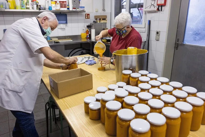 Marcel Rinderli und Maya Duperrex füllen Kürbissuppe in Gläser. Die Gläser werden danach im Steamer pasteurisiert.