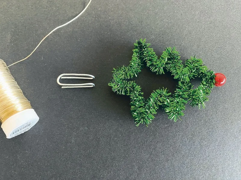 Der Tannenbaum besteht aus Chenilledraht und einer Perle.