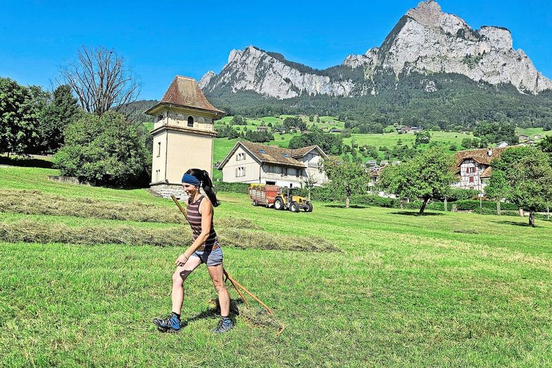 Andere machen in ihrer Freizeit Sport, Ursi Reichlin ist mit dem Schlepprechen zügig unterwegs.
