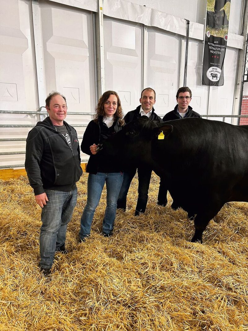 Nach dem Vortrag von Martin Grassberger gingen die Angus-Leute zurück zu ihren Kühen und Kälbern und Stier Gomez: Die Standbetreuer Peter und Ania Soller, Forumsorganisator Urban Dörig und Swiss-Angus-Präsident Lukas May (v. l. n. r.).