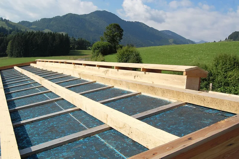 Sicht auf das Unterdach, das frei liegt, da das Oberdach noch nicht montiert wurde.