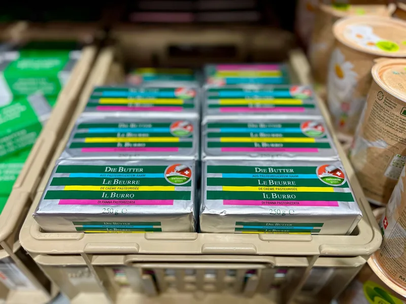 «Die Butter» (Schweizer Kochbutter) im Kühlregal eines Detailhändlers.