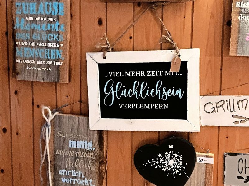 Für die Sprüche-Schilder verwendet die Toggenburgerin selbst Schablonen, die sich mit dem Plotter hergestellt hat.